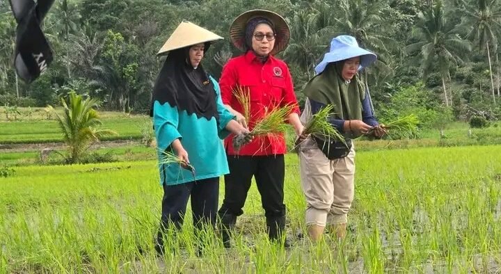 Anggota DPR RI Dra Hj Yasti Soepredjo Mokoagow bersama masyarakat