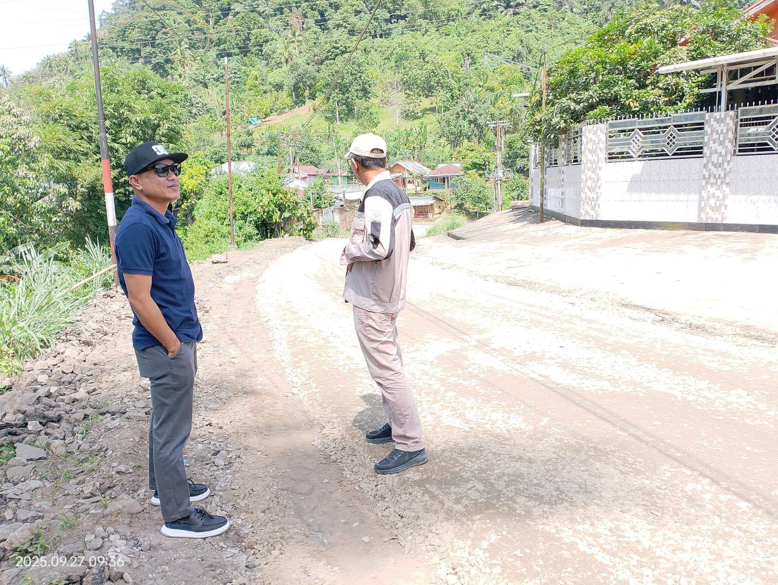 Foto Feberianto Tangahu SH Saat meninjau Pekerjaan