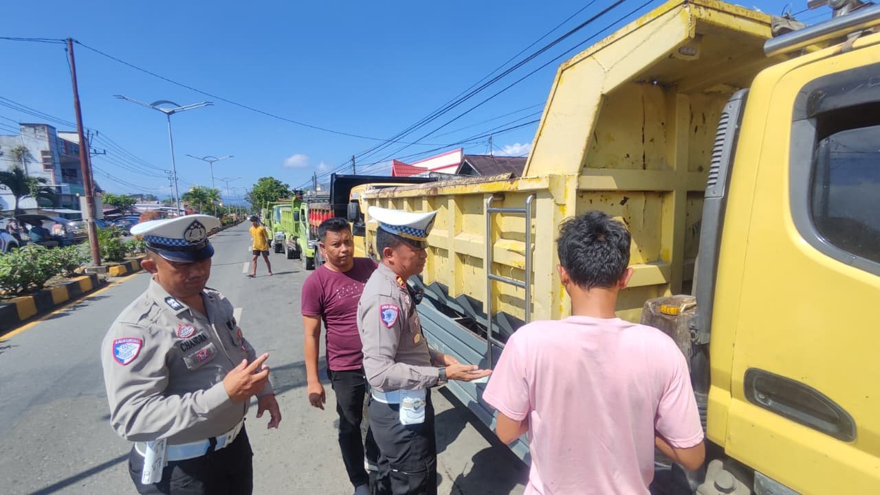 Foto Peronil Polres Kotamobagu Saat Tertibkan Praktik Ngetem di SPBU
