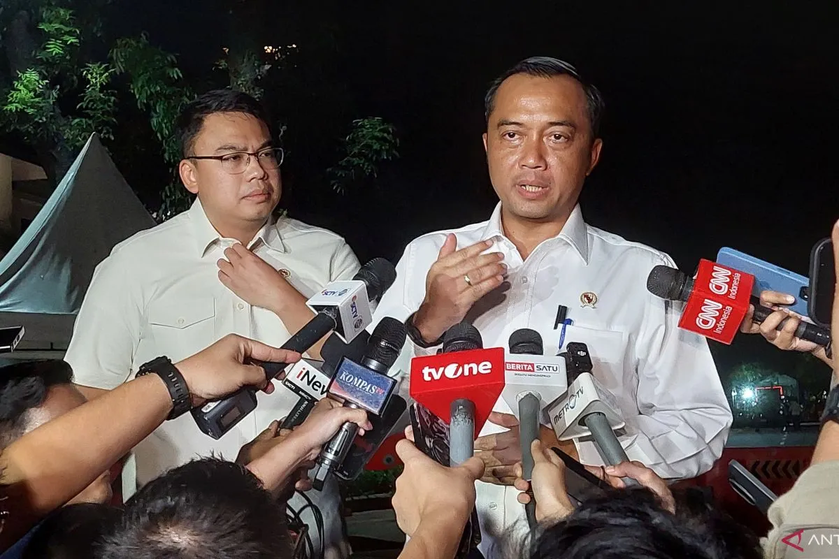 Menteri Sekretaris Negara Prasetyo Hadi memberikan keterangan usai menghadiri rapat dipimpin Presiden Prabowo Subianto di kediaman Kertanegara, Jakarta Selatan, Minggu (28/9/2025) malam. (ANTARA/Genta Tenri Mawangi)