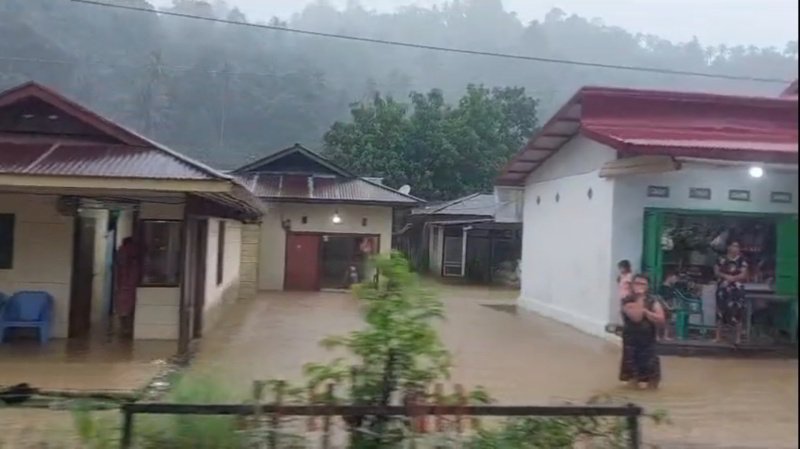 Nampak Rumah Terendam Banjir di Desa Komangaan (Foto : Sumber Totabuan.co)