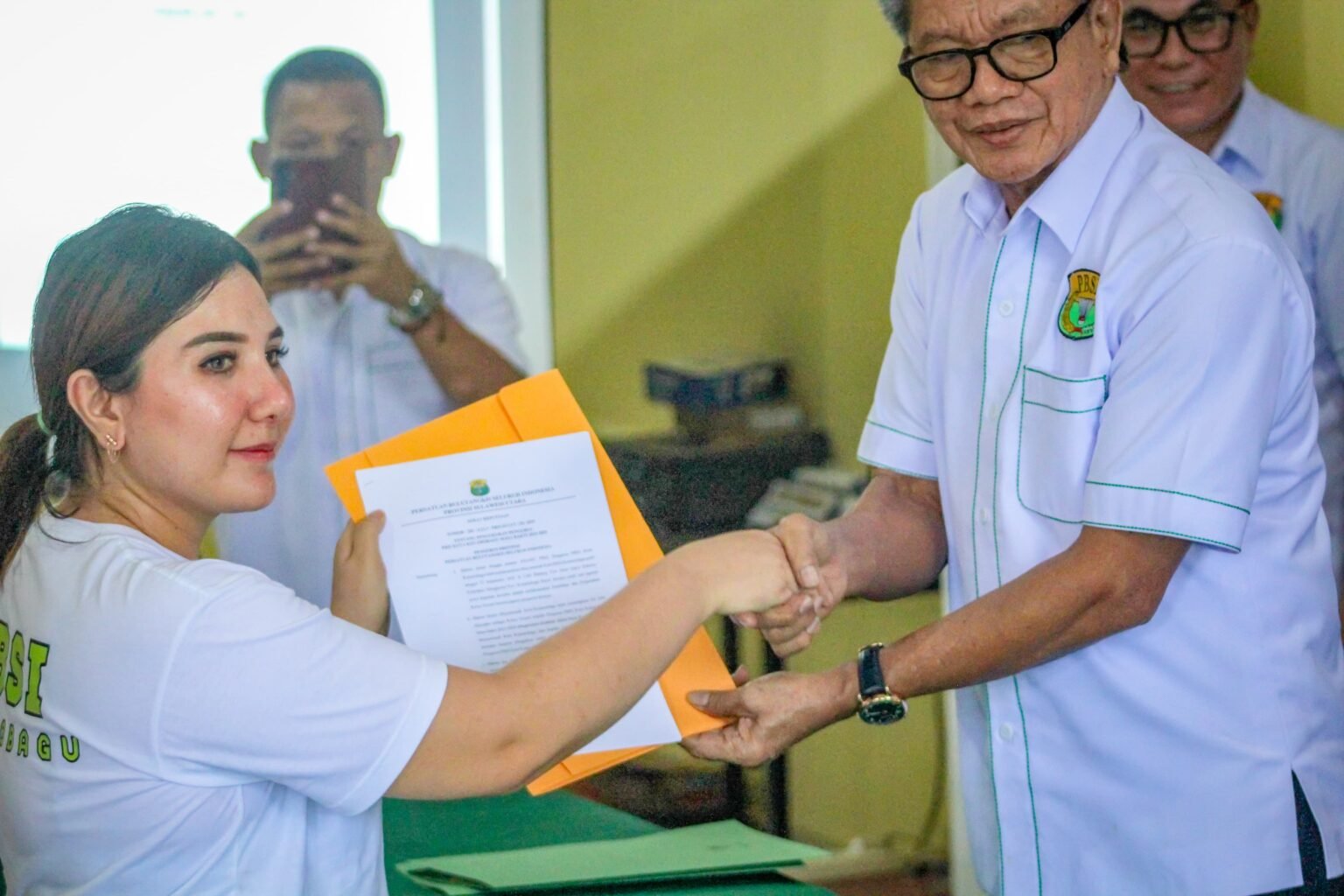 Sri Afni Manoppo menerima dokumen pelantikan sebagai Ketua PBSI Kotamobagu periode 2025 - 2029