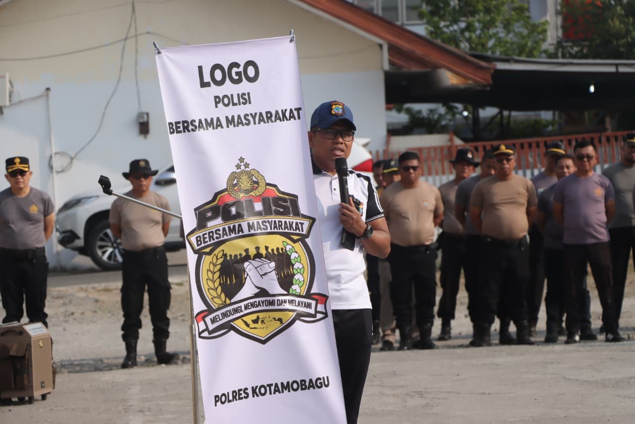 Kapolres Kotamobagu AKBP Abdul Kholik sosialisasikan makna logo Polisi Bersama Masyarakat di Polsek Kotamobagu